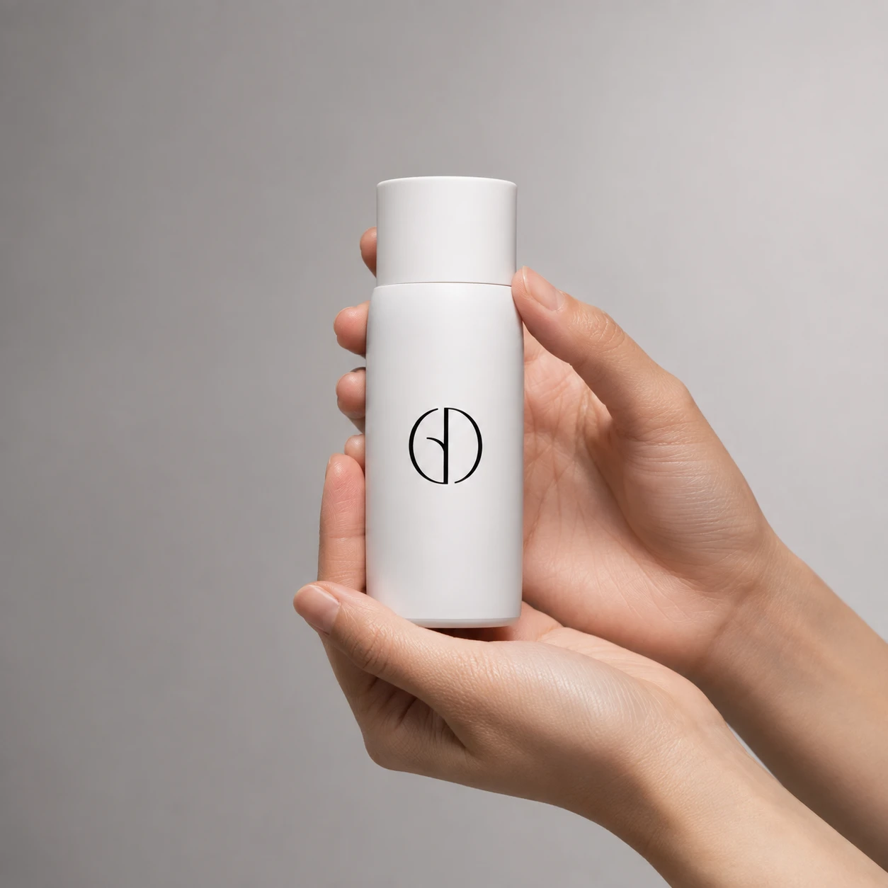 Gros plan sur un produit e-commerce personnalisé avec le logo de la marque.